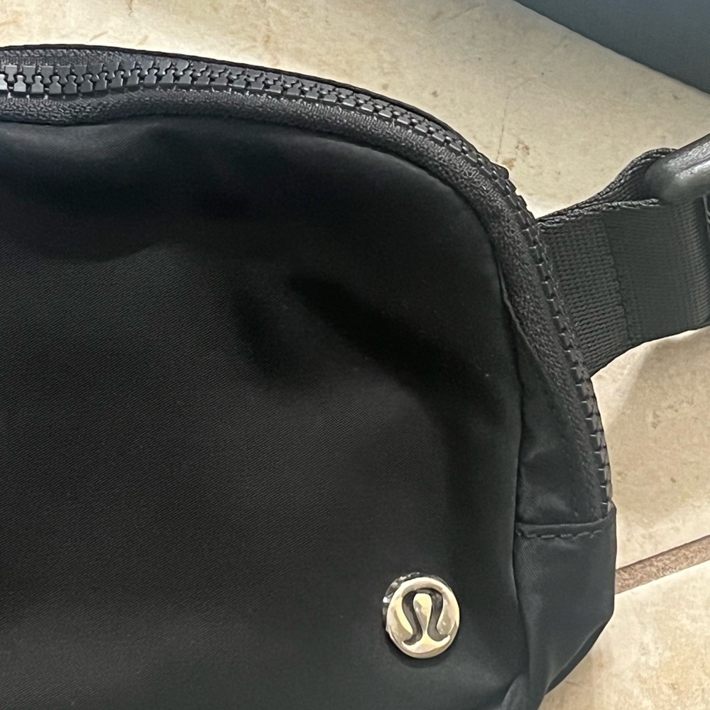 lululemon athletica black everywhere belt bag - Picture 2 of 8